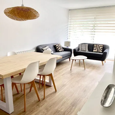Con 3 Habitaciones, Terraza Y Jardin Comunitario Con Piscina En Appartamento