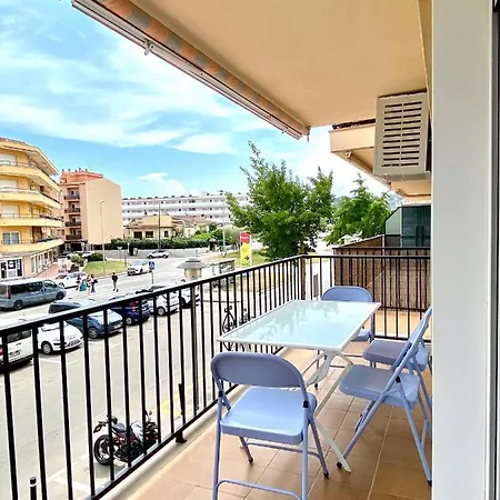 Con 3 Habitaciones, Terraza Y Jardin Comunitario Con Piscina En