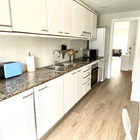 Con 3 Habitaciones, Terraza Y Jardin Comunitario Con Piscina En Appartamento