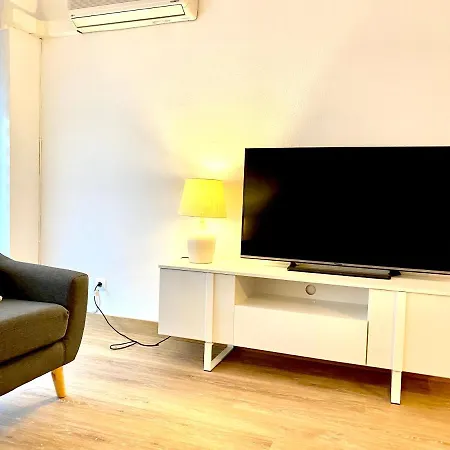 Con 3 Habitaciones, Terraza Y Jardin Comunitario Con Piscina En