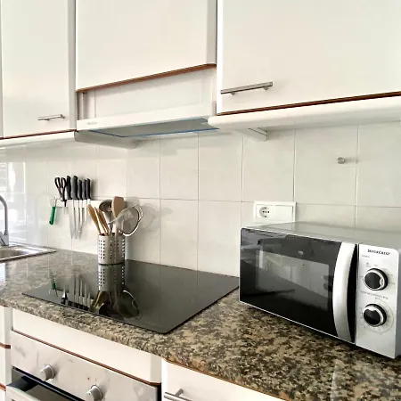 Con 3 Habitaciones, Terraza Y Jardin Comunitario Con Piscina En *